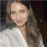 Tutrice de FLE avec une solide expérience pédagogique, donne des cours en ligne
